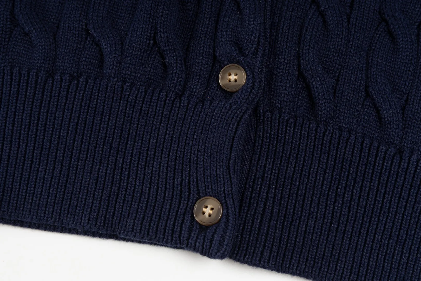 P230 #R93 RALPH LAUREN Ralph Lauren twelve colors classic small label embroidery logo seven-button knitted cable cardigan sweater women's top, high-density LOGO embroidery on the chest, original customization of tag accessories. Made of pure cotton yarn, pure cotton is skin-friendly and comfortable, small label war horse embroidered twist button cardigan sweater 🐎 high quality, follow the blogger to learn how to wear it! Let’s buy a Ralph Lauren cable sweater. It’s a super hard-to-find series after it became popular. It’s hard to find one on the official website. It’s simple and practical to wear, with a lazy and loose feel. The thickened fabric has more texture, feels soft and delicate, and has a loose fit. Whether worn alone or layered, you can wear different styles of fashion with just one piece!   Size: